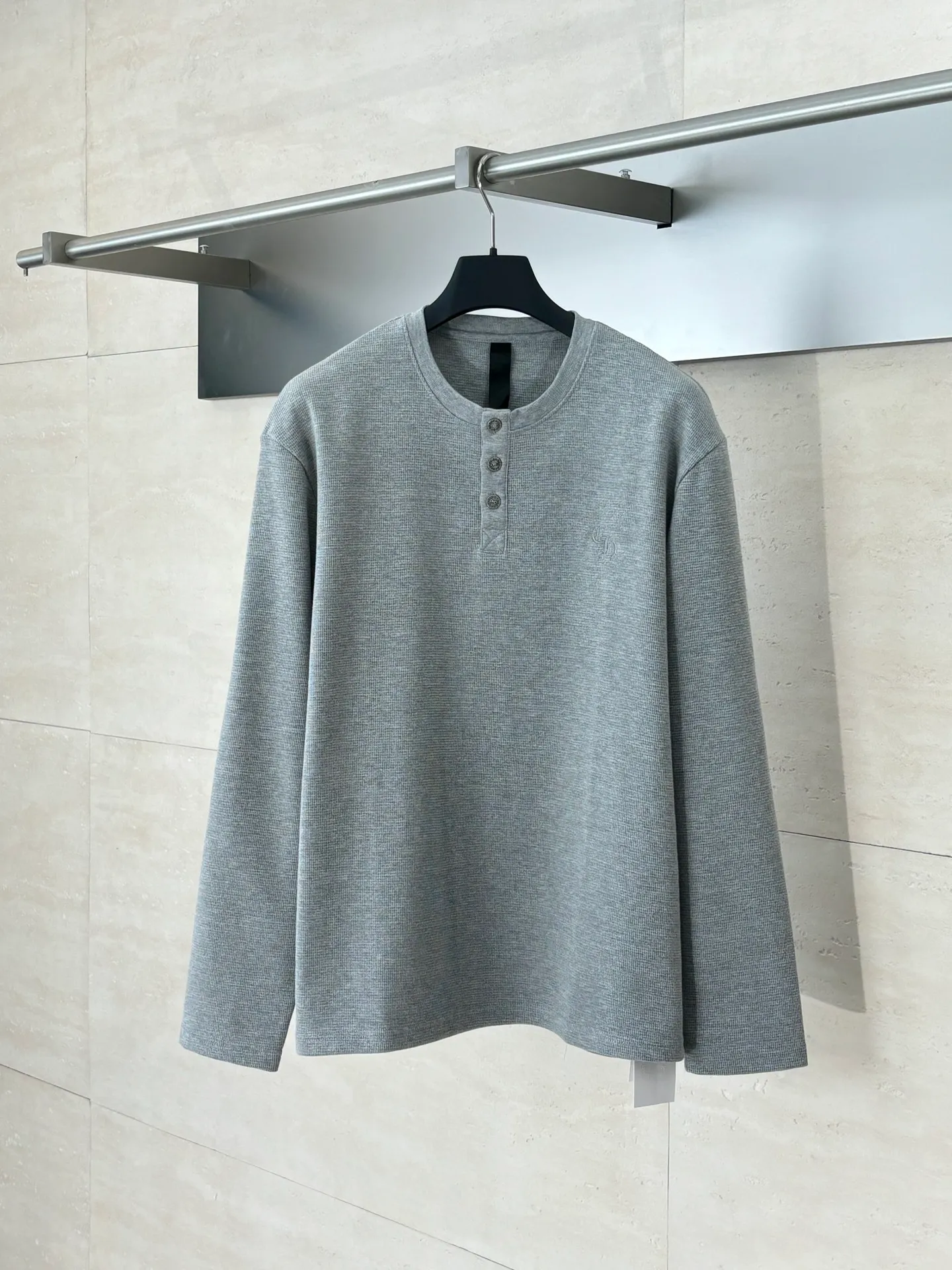 P380 Chrome Heart*/Chrome Heart CH Sanskrit Henry Collar Waffle Sweatshirt. The fabric is made of 350g cotton waffle double-layer material before washing. The embroidery is made of Tajima embroidery machine imported from Japan. The silver buckle is made of antique copper and real silver (the material has reached 300+ quality in the market). The collar leather label is still made of genuine imported lambskin. A lot of effort has been put into the fabric, hardware and craftsmanship. The top quality in the market. The industry benchmark is only owned by a few people. Size: S/M/L